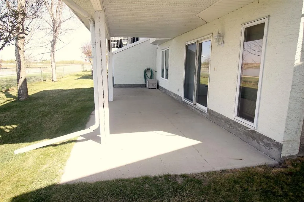 14 Strathmore Lakes Bay