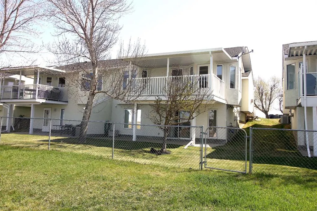 14 Strathmore Lakes Bay