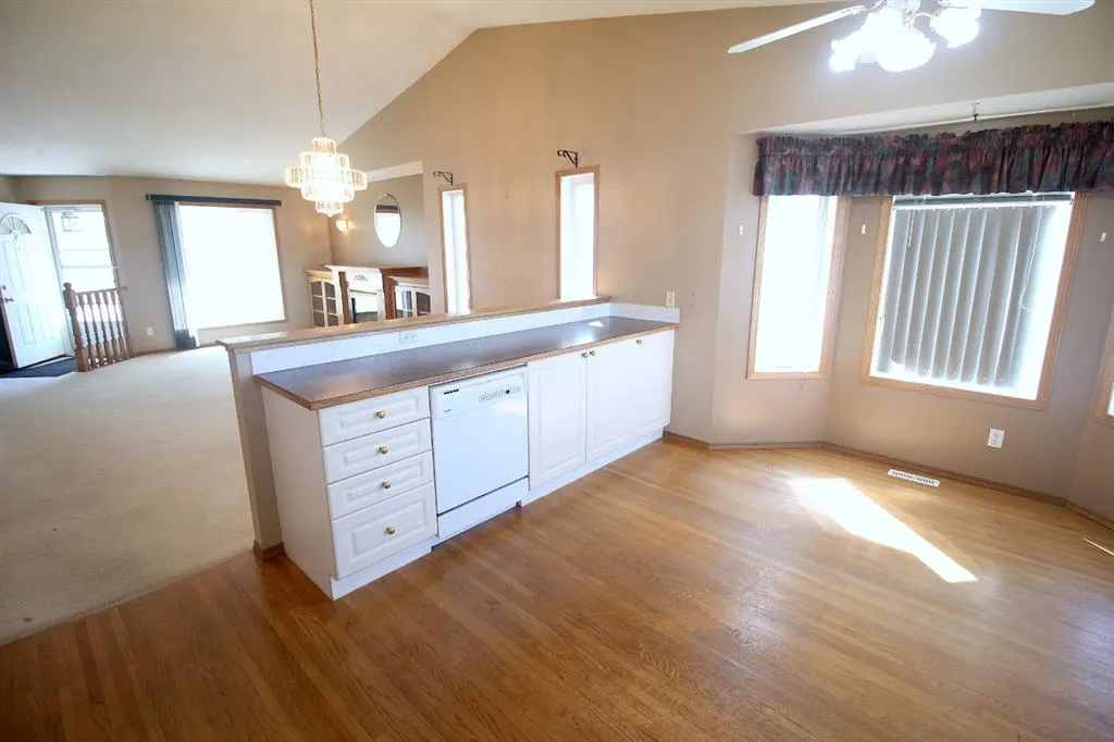 14 Strathmore Lakes Bay