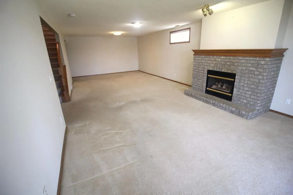 14 Strathmore Lakes Bay