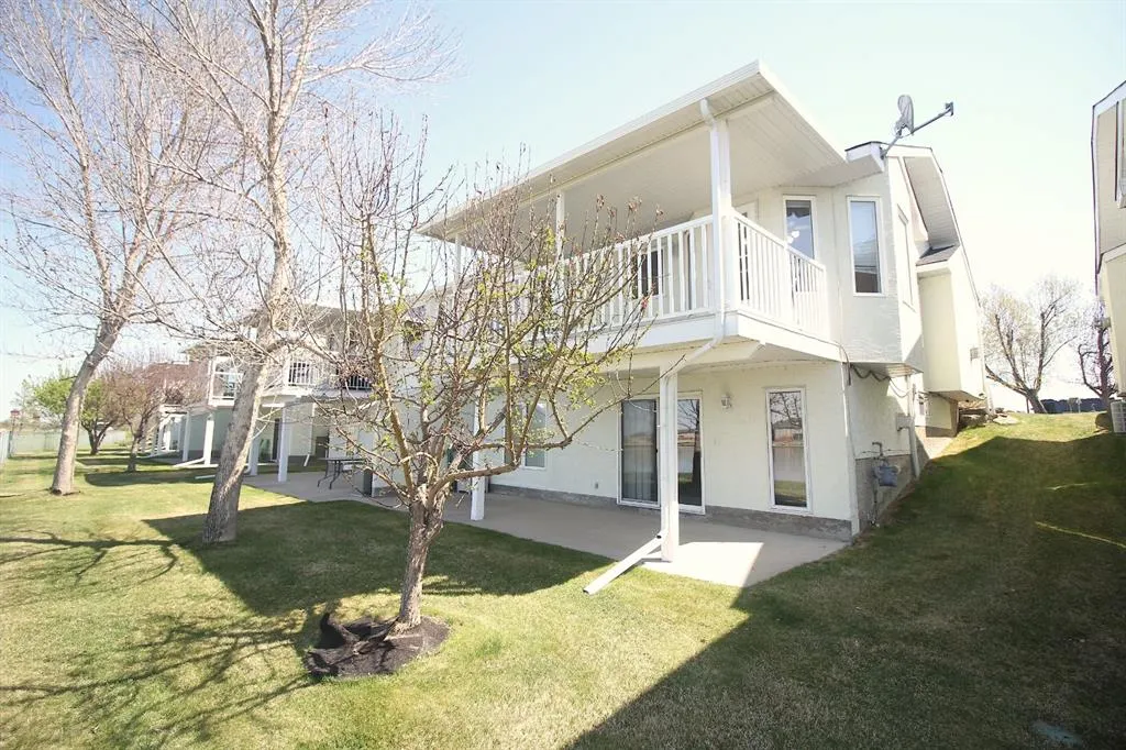 14 Strathmore Lakes Bay