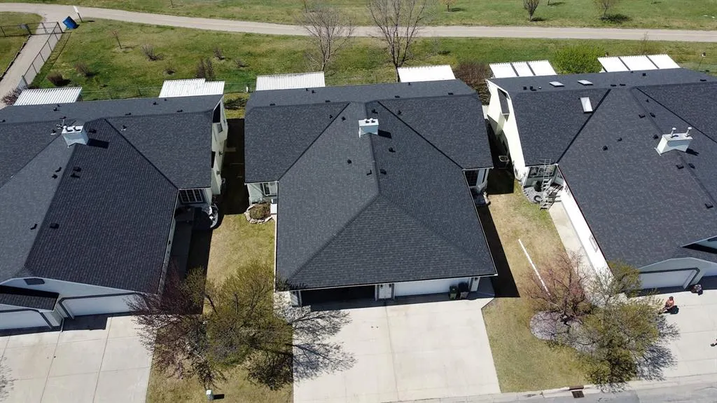 14 Strathmore Lakes Bay