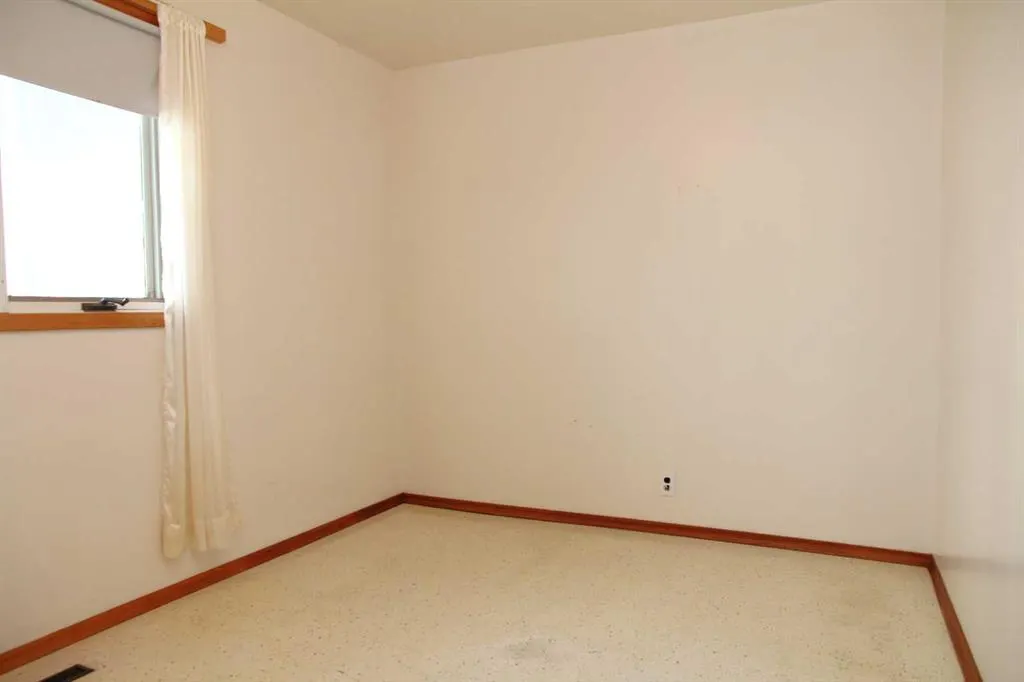 109 5 Avenue W
