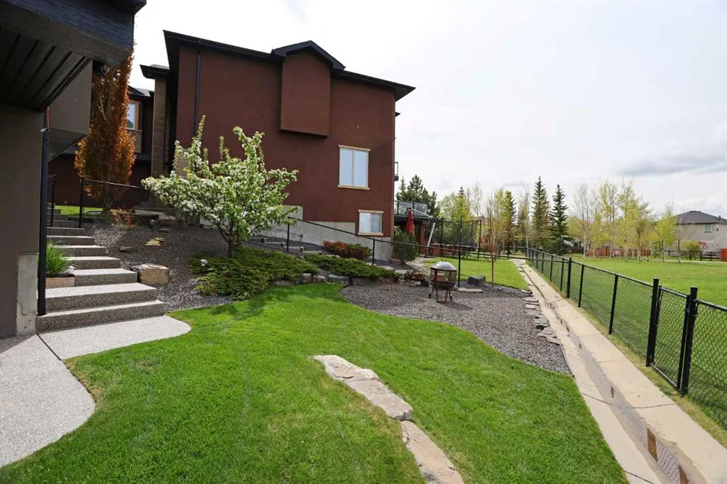 117 Rockcliff Bay NW