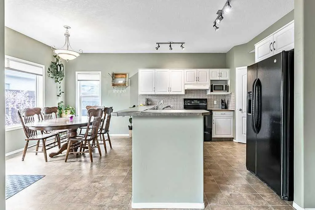 83 Crystalridge Close