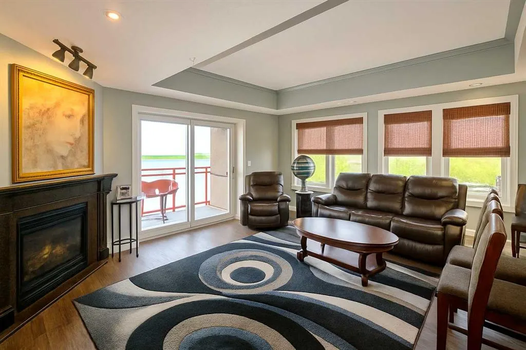 5100 Lakeshore Drive, #401