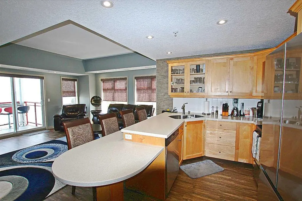 5100 Lakeshore Drive, #401