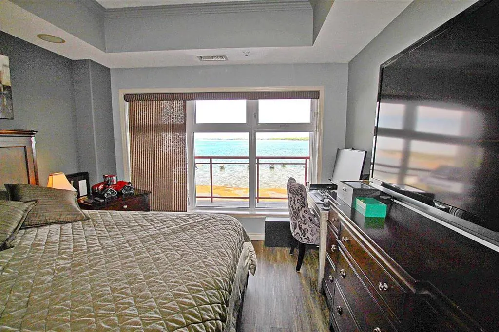 5100 Lakeshore Drive, #401