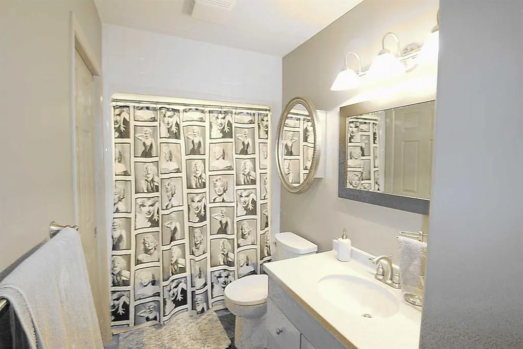 5100 Lakeshore Drive, #401
