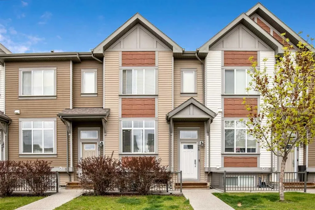 28 Copperpond Rise SE