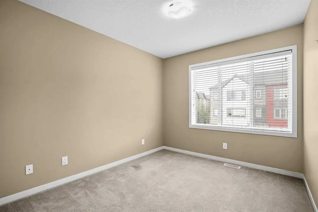28 Copperpond Rise SE