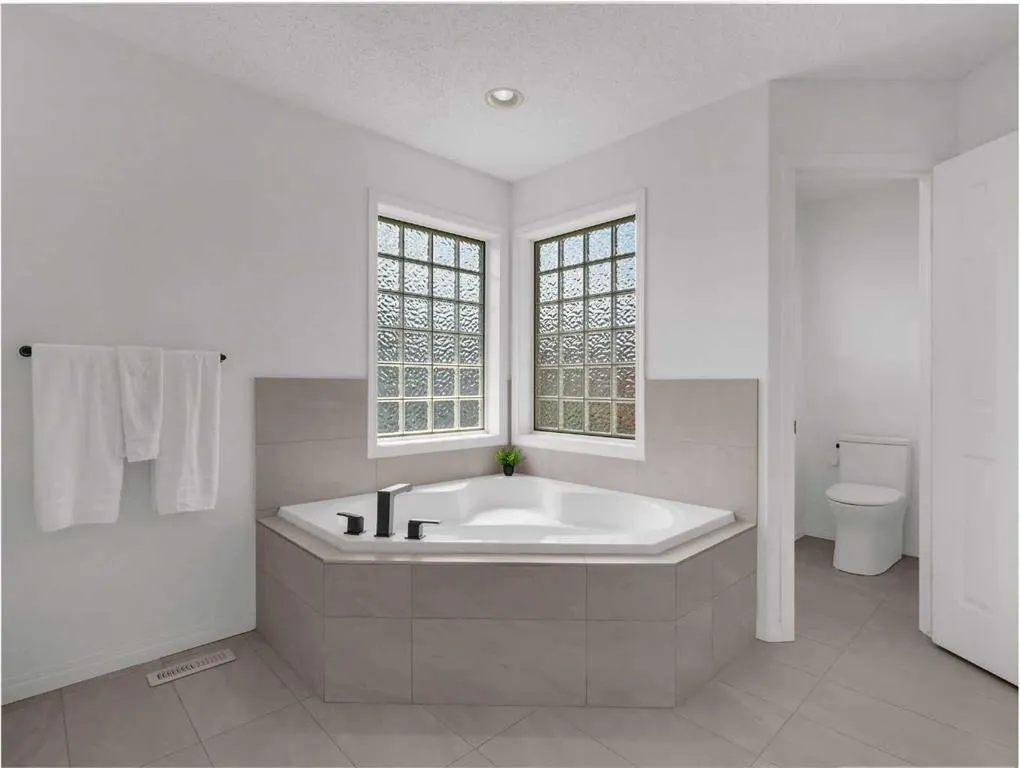 64 Royal Oak Cape NW