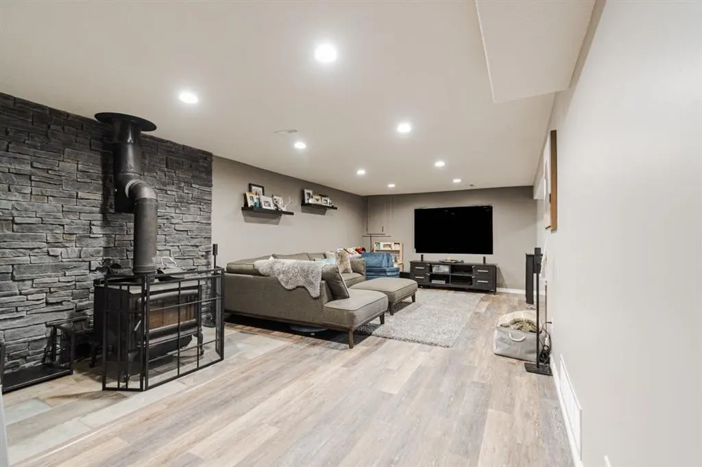 101 Robin Crescent