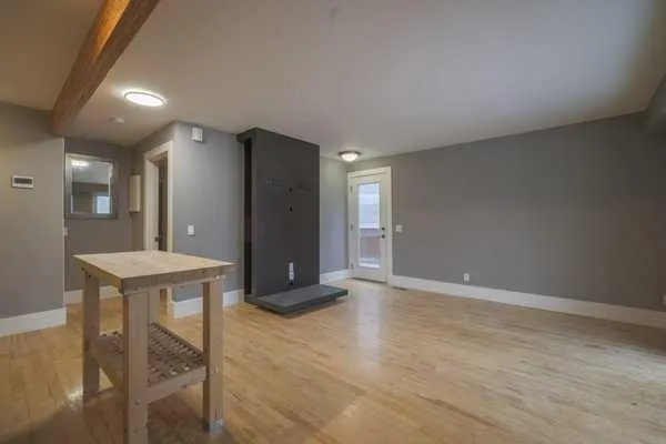 2044 35 Avenue SW, #1