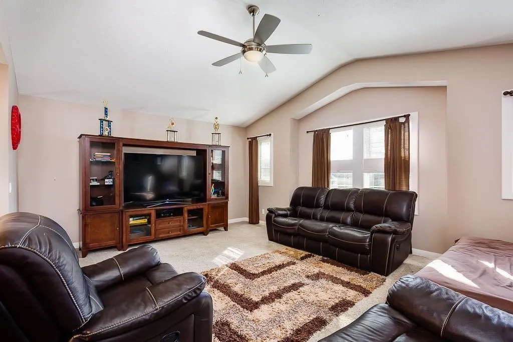 52 Redstone Park NE