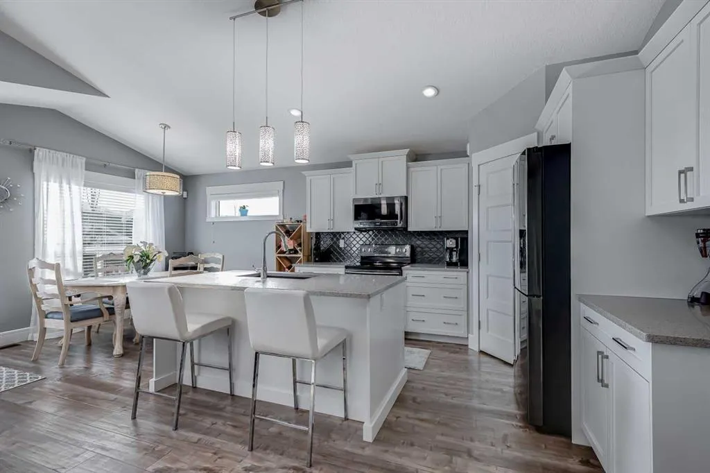 27 Henderson Crescent NW