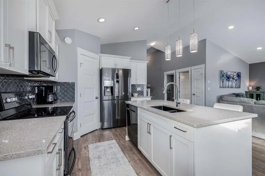 27 Henderson Crescent NW