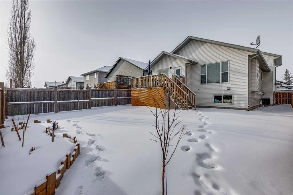 27 Henderson Crescent NW
