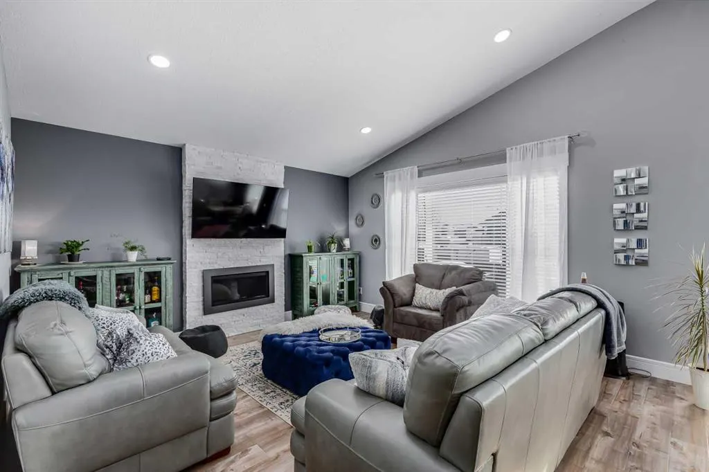 27 Henderson Crescent NW