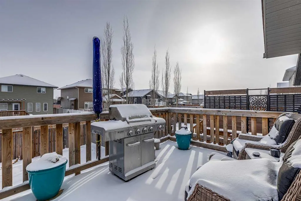 27 Henderson Crescent NW