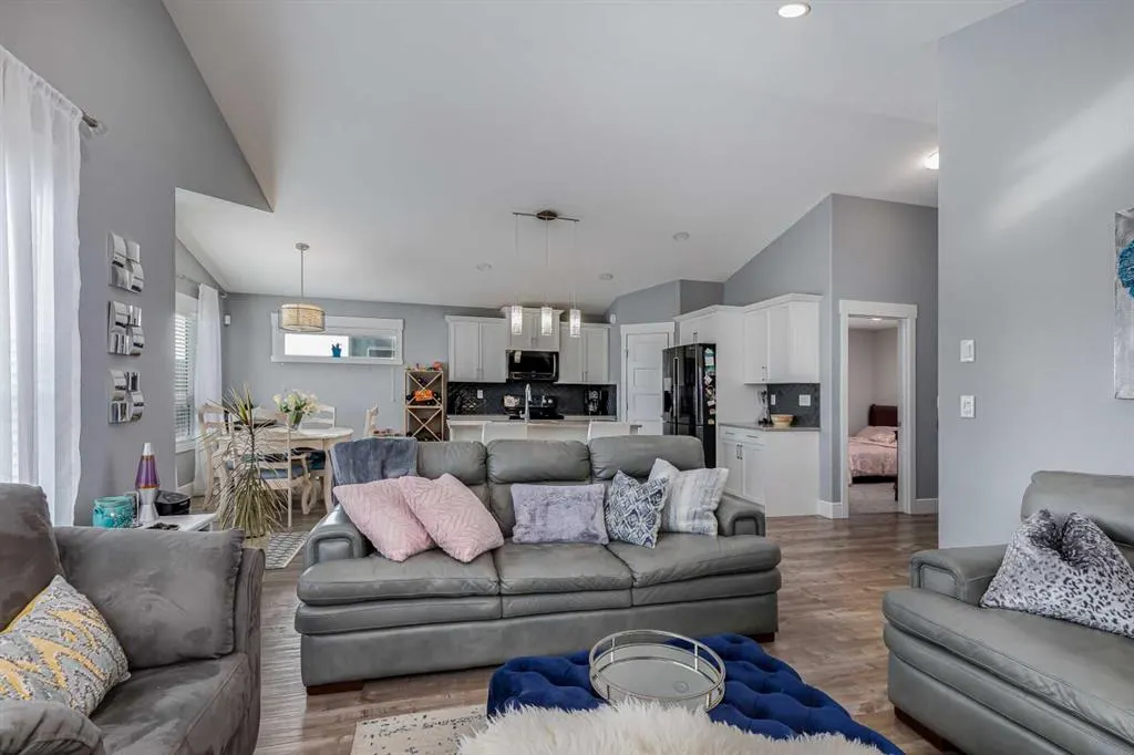 27 Henderson Crescent NW