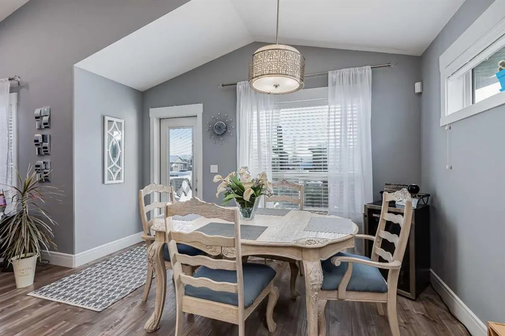 27 Henderson Crescent NW