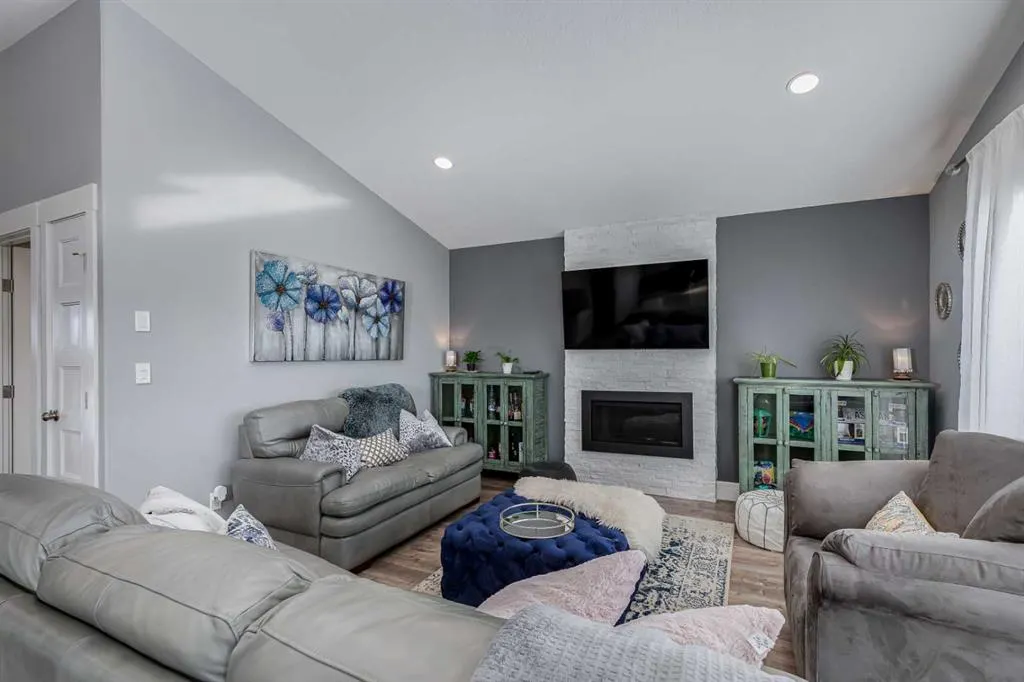 27 Henderson Crescent NW