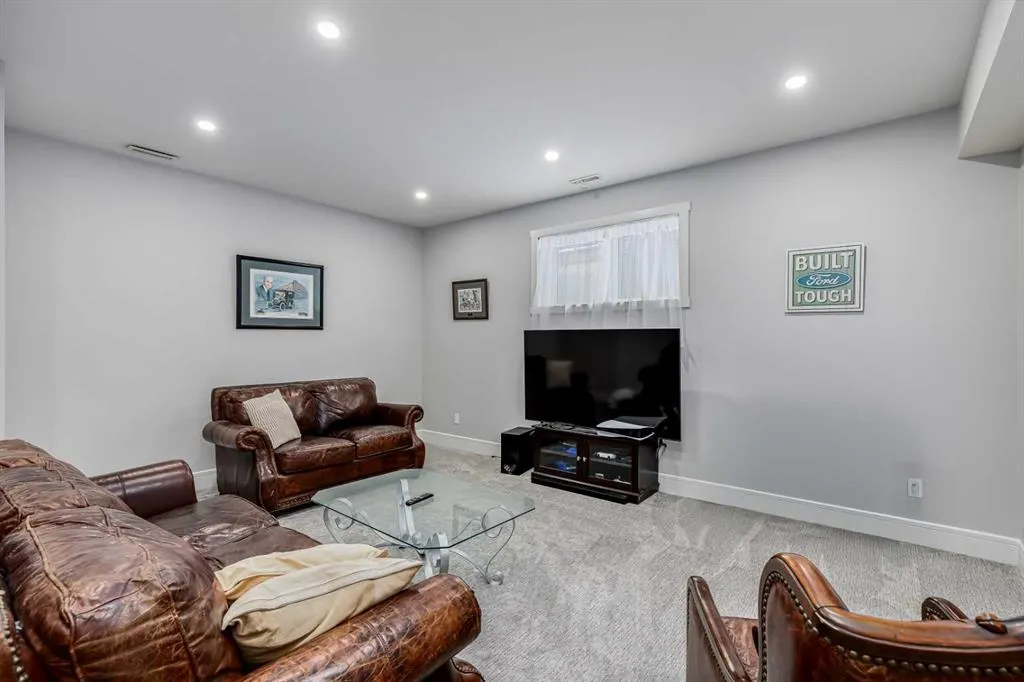 27 Henderson Crescent NW