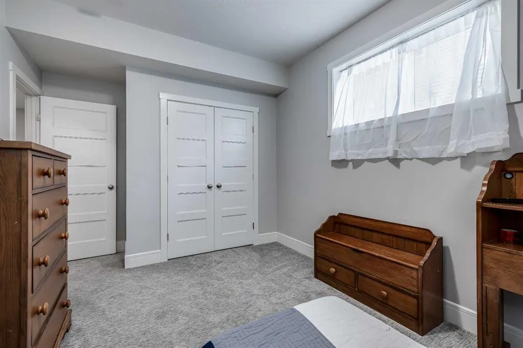 27 Henderson Crescent NW