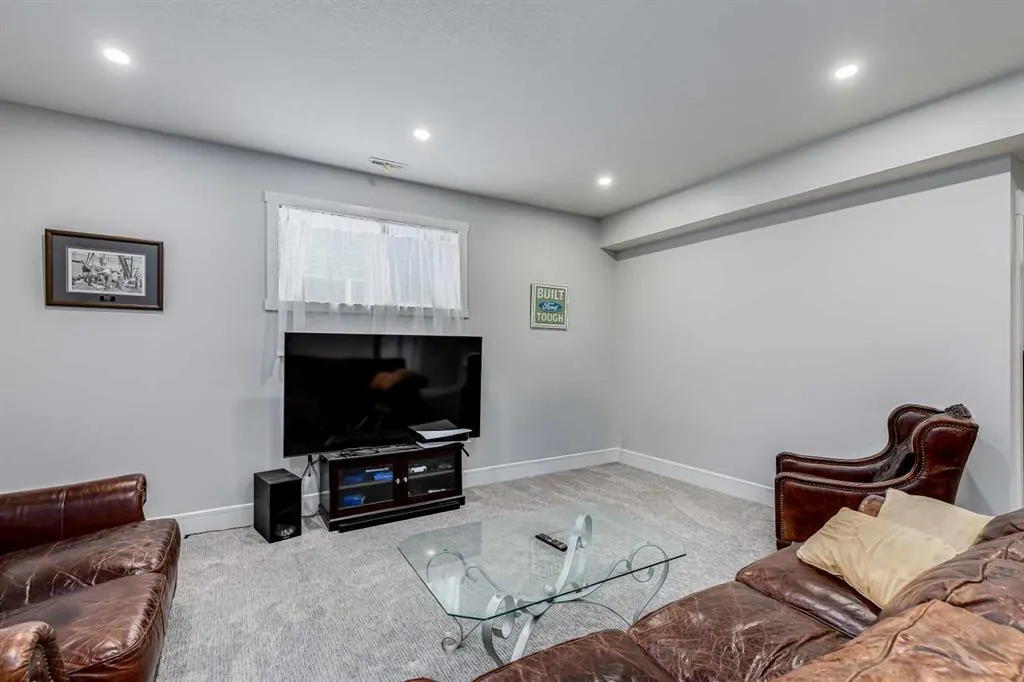 27 Henderson Crescent NW