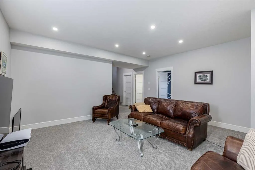 27 Henderson Crescent NW