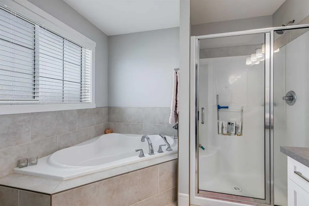 27 Henderson Crescent NW