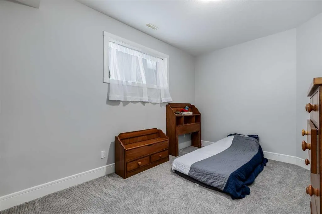 27 Henderson Crescent NW