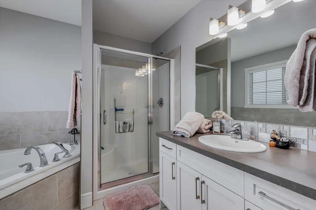 27 Henderson Crescent NW