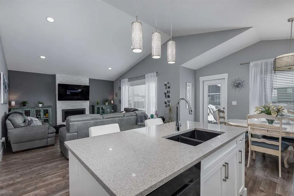 27 Henderson Crescent NW
