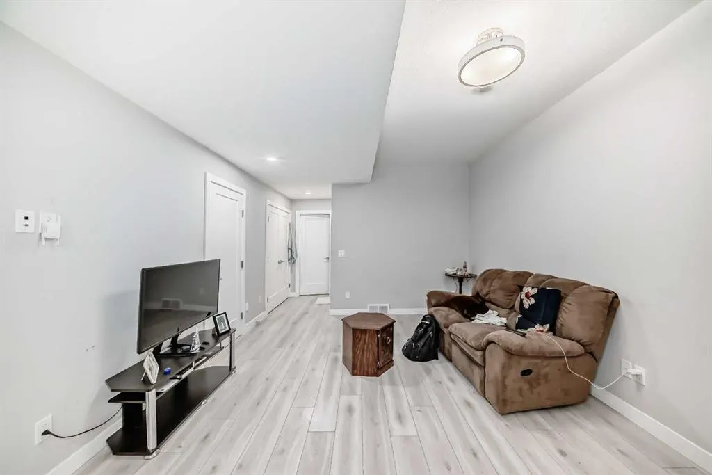 121 Corner Meadows Gate NE