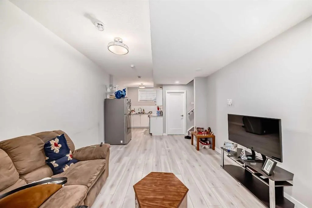 121 Corner Meadows Gate NE