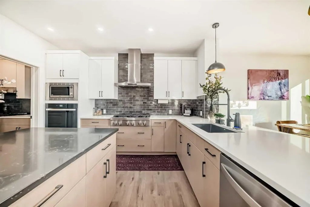116 Ambleside Crescent NW