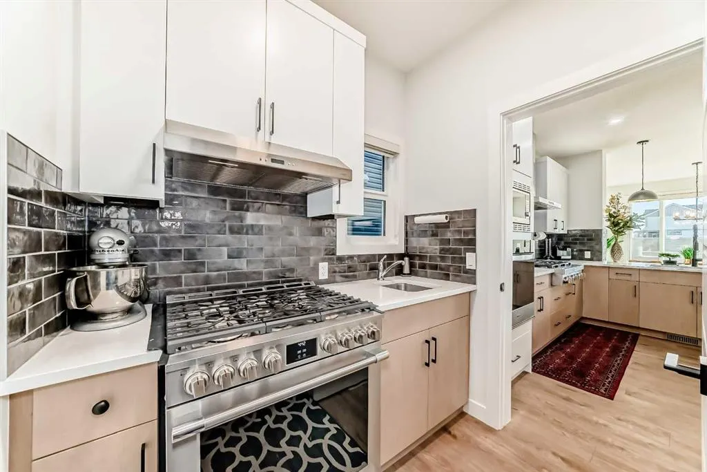 116 Ambleside Crescent NW