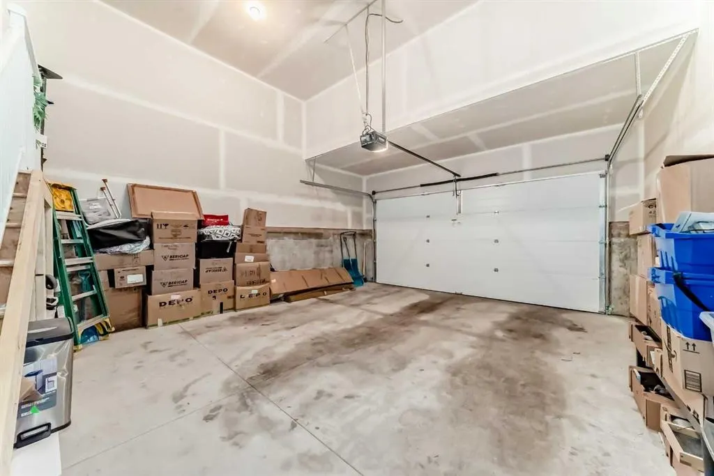 116 Ambleside Crescent NW