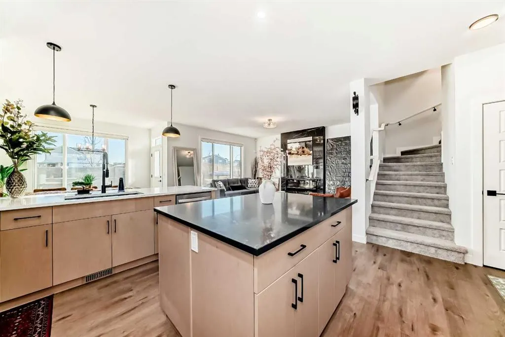116 Ambleside Crescent NW