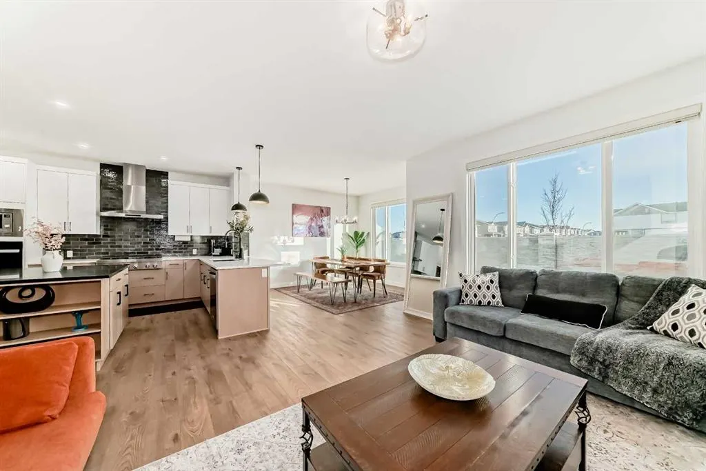 116 Ambleside Crescent NW