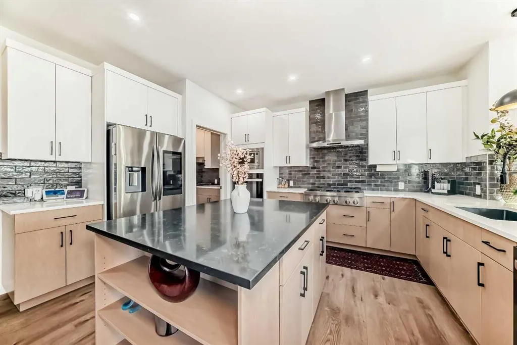 116 Ambleside Crescent NW