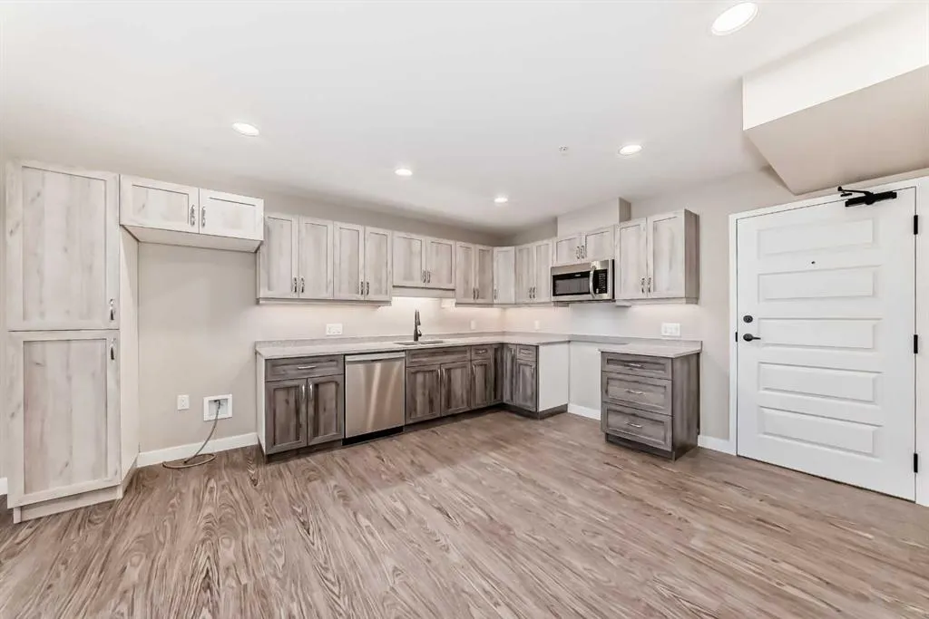 404 1 Avenue SE, #206