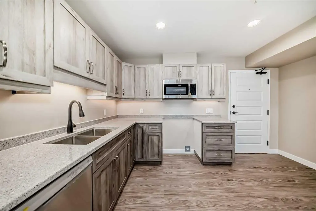 404 1 Avenue SE, #206