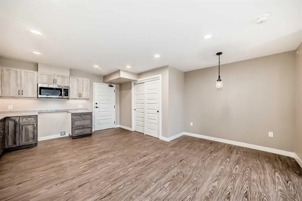 404 1 Avenue SE, #206