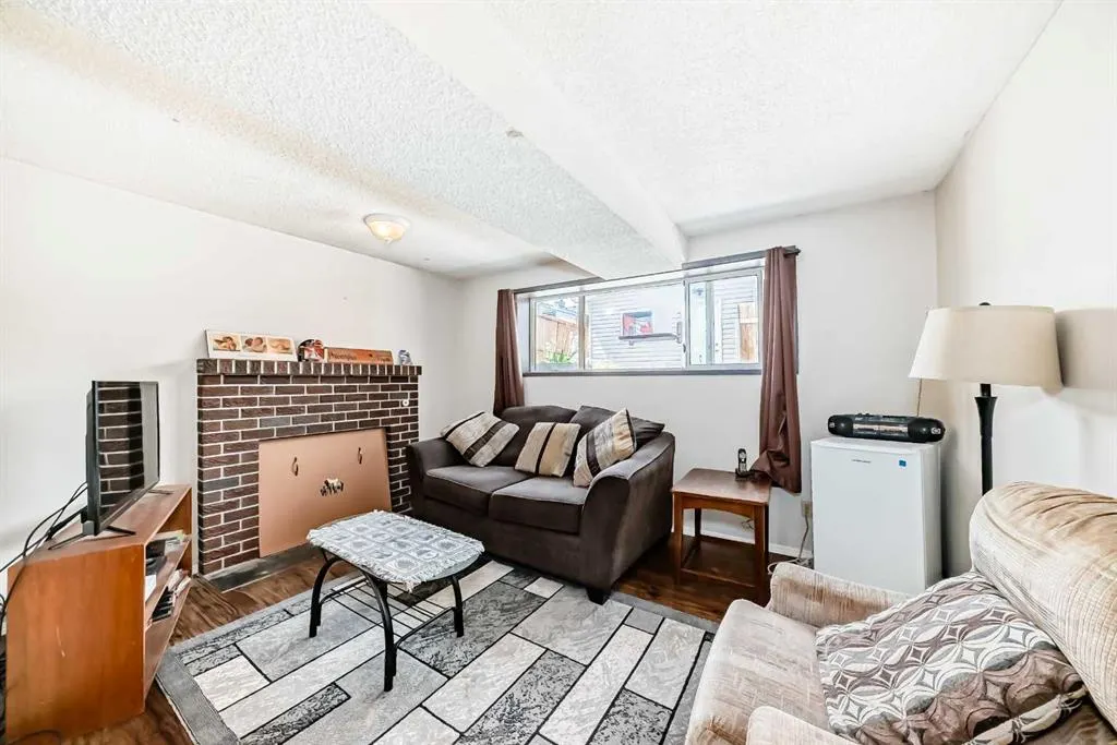 27 Martinview Crescent NE