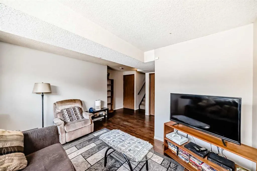 27 Martinview Crescent NE