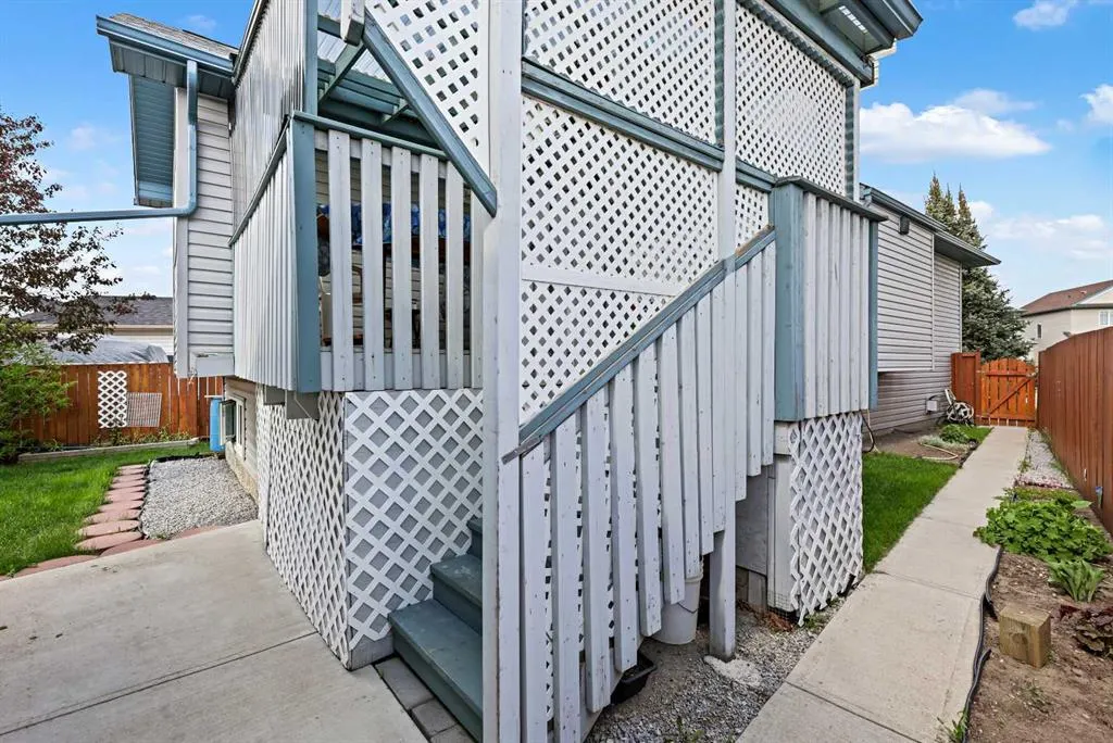 272 Saddlemead Road NE