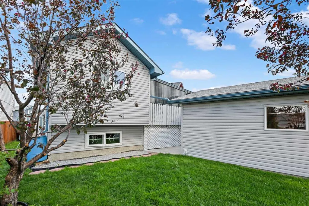 272 Saddlemead Road NE